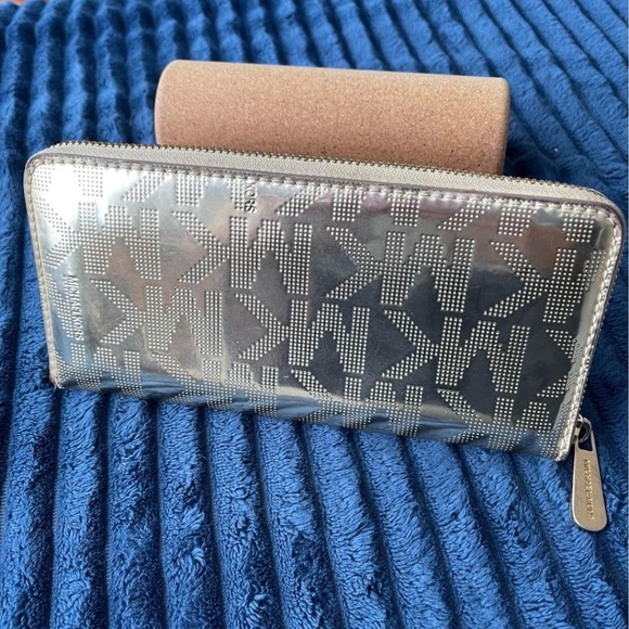 Michael Kors Gold Wallet - Picture 3 of 3